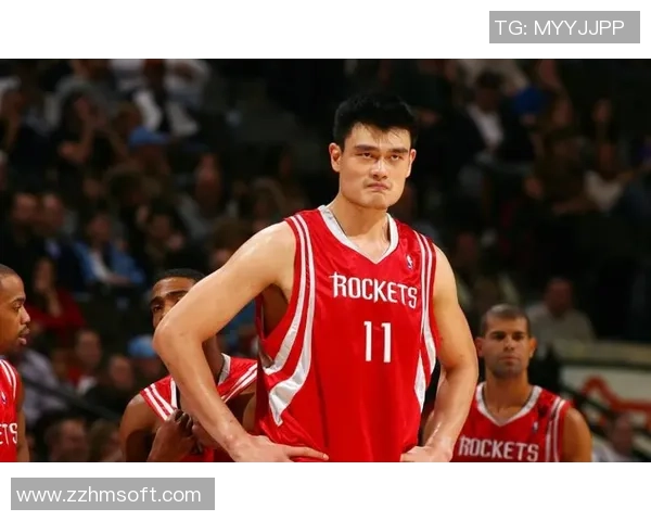 姚明如今走路的姿态与篮球生涯的辉煌交织成的动人故事