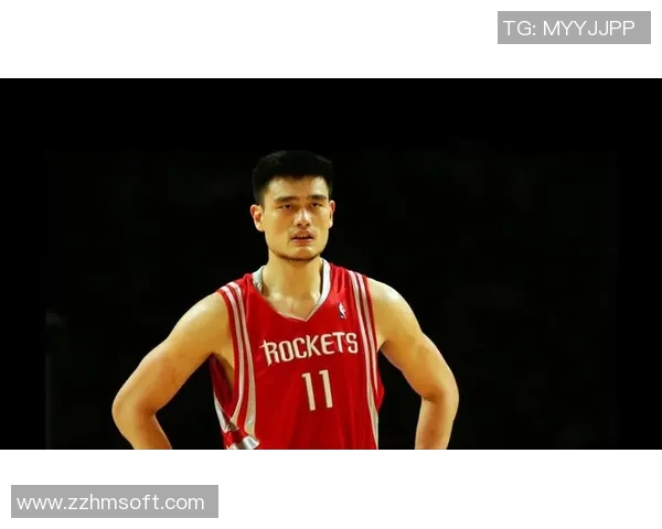 姚明带球快攻瞬间展现篮球巨星风范与速度之美